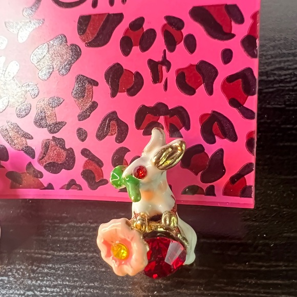 🐰 NWT! Bunnies in the Garden Earrings - Picture 3 of 5
